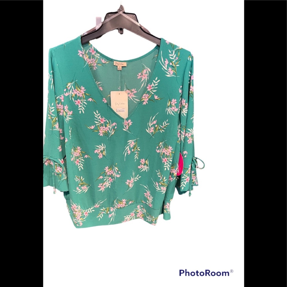 Lily White Plus Size Floral Top with 3/4 sleeves. NWT